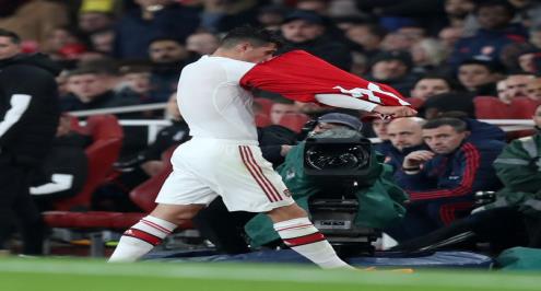 تشاكا يعتذر بعد رمي قميص أرسنال على الأرض في مباراة كريستال بالاس